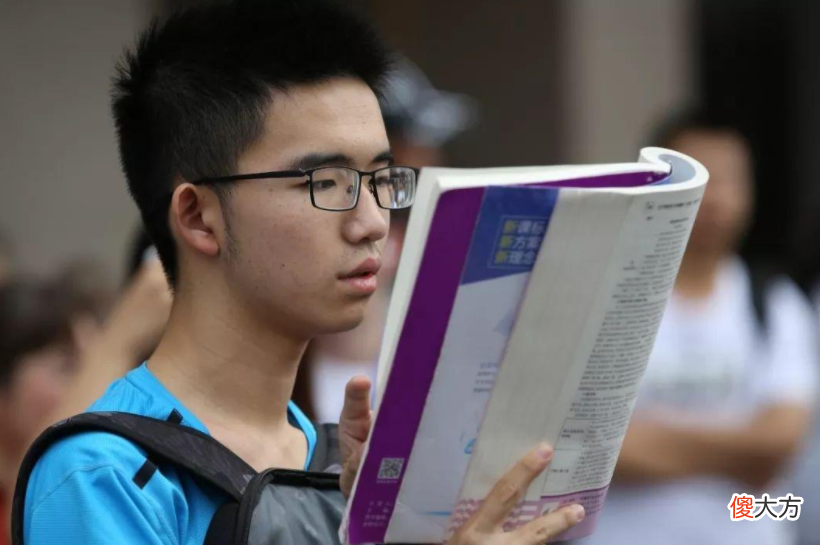 为什么高考时尽量别穿校服 高考为什么要穿校服