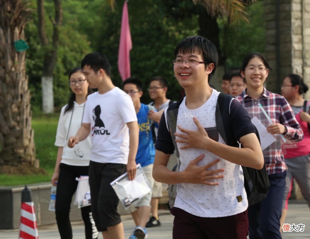为什么高考时尽量别穿校服 高考为什么要穿校服