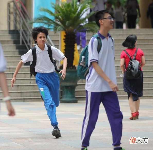 为什么高考时尽量别穿校服 高考为什么要穿校服