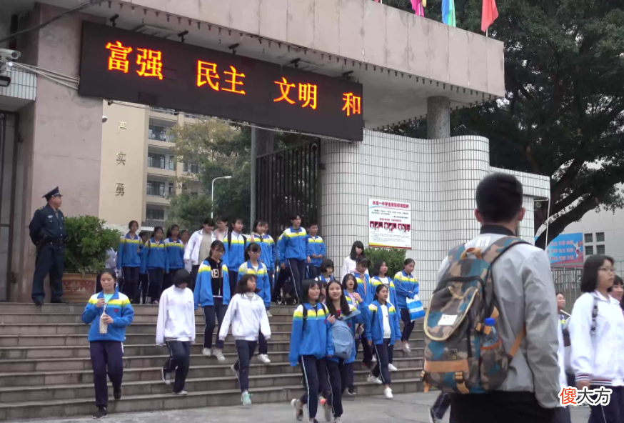 为什么高考时尽量别穿校服 高考为什么要穿校服