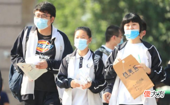 穿着同样的校服 穿着整齐的校服