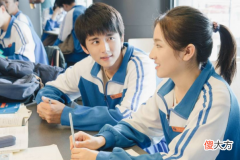 穿着同样的校服 穿着整齐的校服