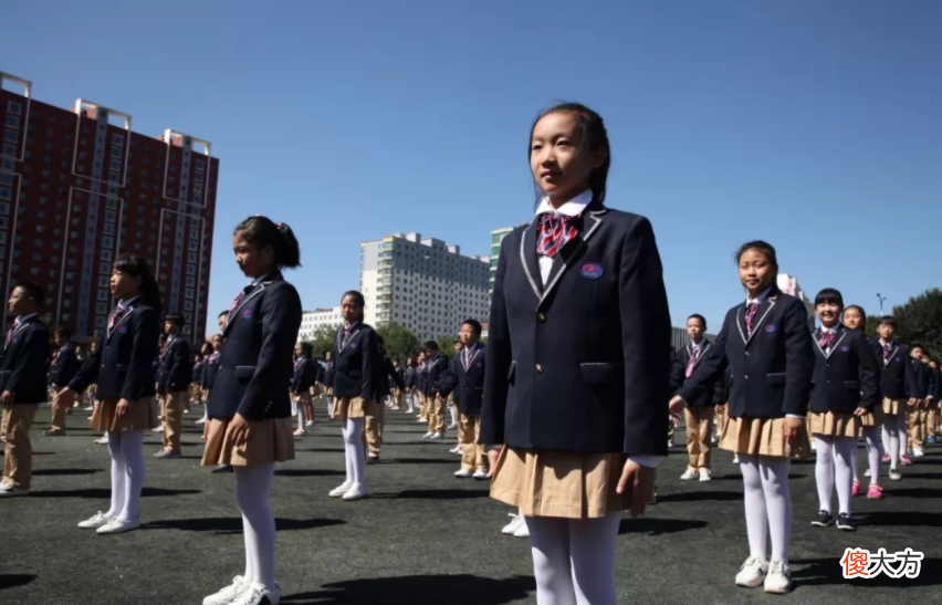 为什么同样身穿校服 为啥穿校服