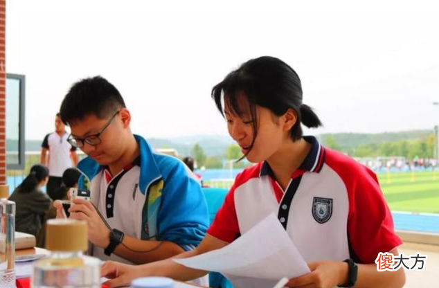 为什么同样身穿校服 为啥穿校服