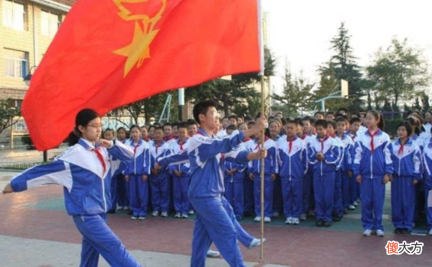 为什么同样身穿校服 为啥穿校服