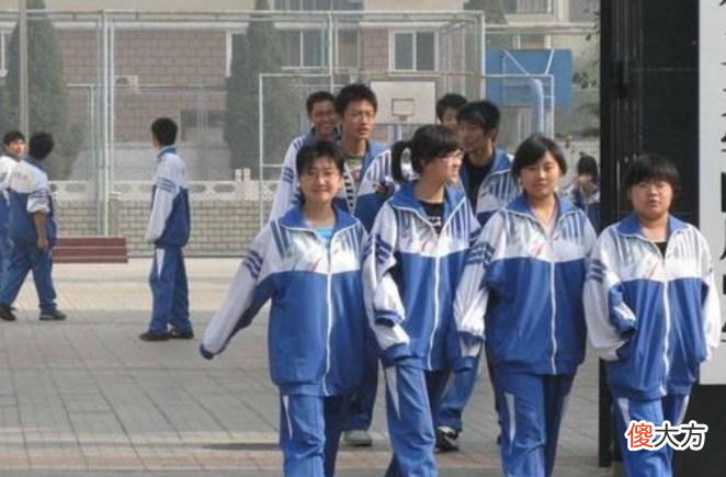 为什么同样身穿校服 为啥穿校服