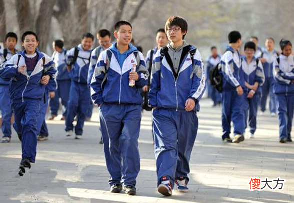 为什么同样身穿校服 为啥穿校服