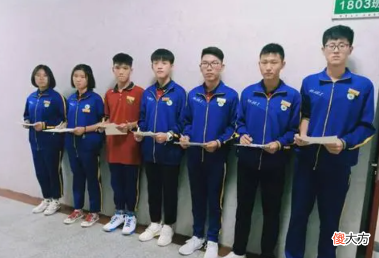 为什么同样身穿校服 为啥穿校服
