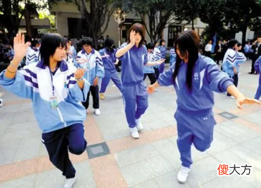 为什么同样身穿校服 为啥穿校服