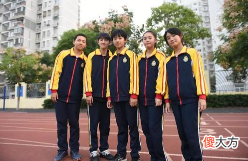 为什么同样身穿校服 为啥穿校服