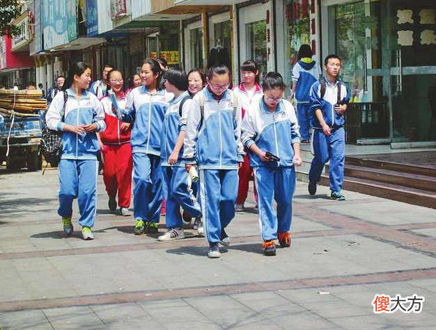 为什么同样身穿校服 为啥穿校服