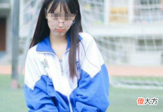 校服填充物是塑料布和碎纸 校服材料是什么