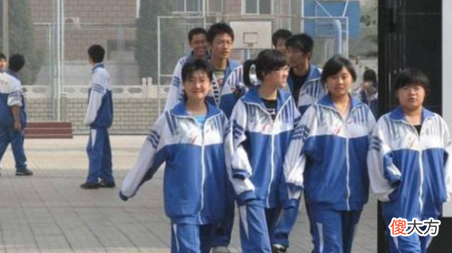 校服填充物是塑料布和碎纸 校服材料是什么