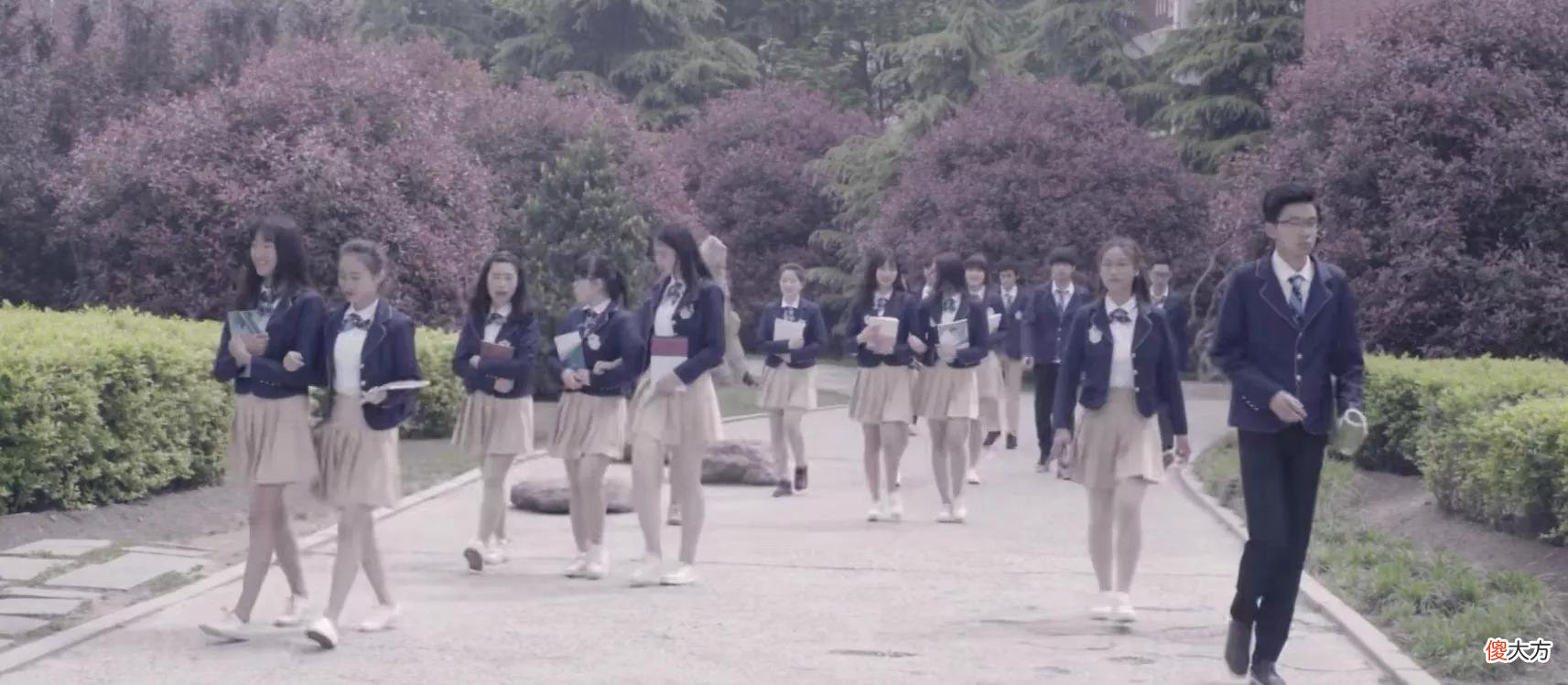 姑娘们的校服是漂亮的短裙 哪些学校校服是短裙