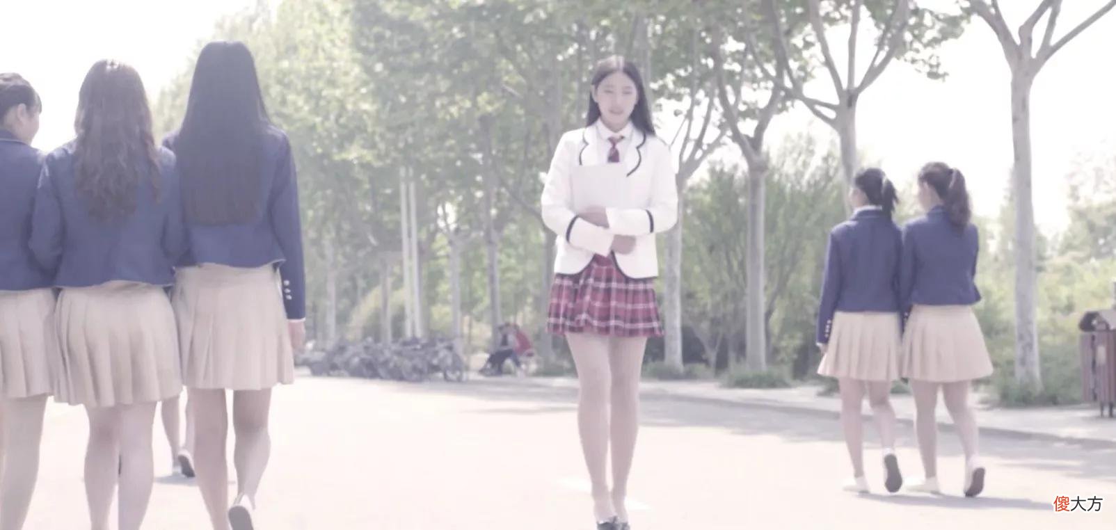 姑娘们的校服是漂亮的短裙 哪些学校校服是短裙