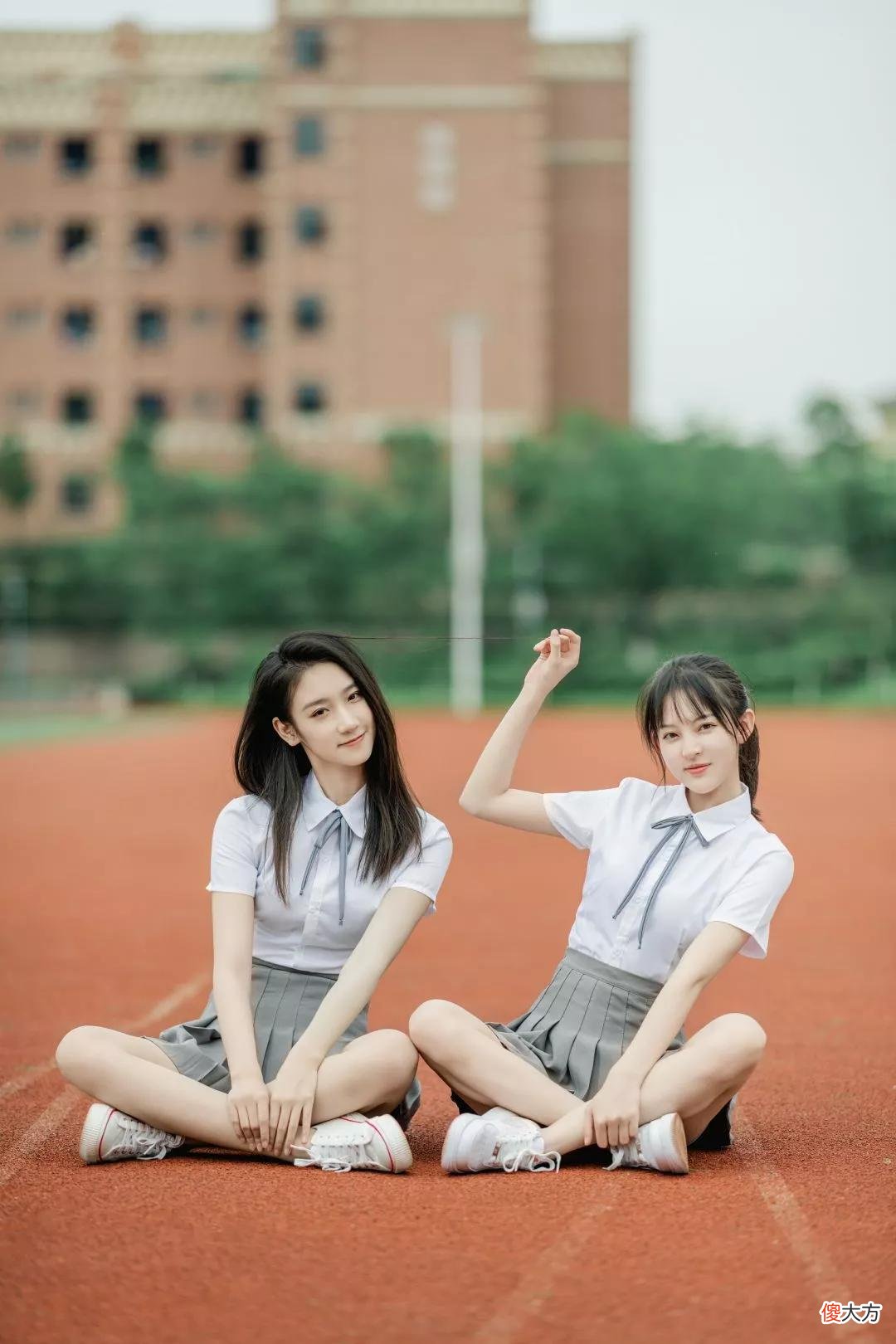 姑娘们的校服是漂亮的短裙 哪些学校校服是短裙