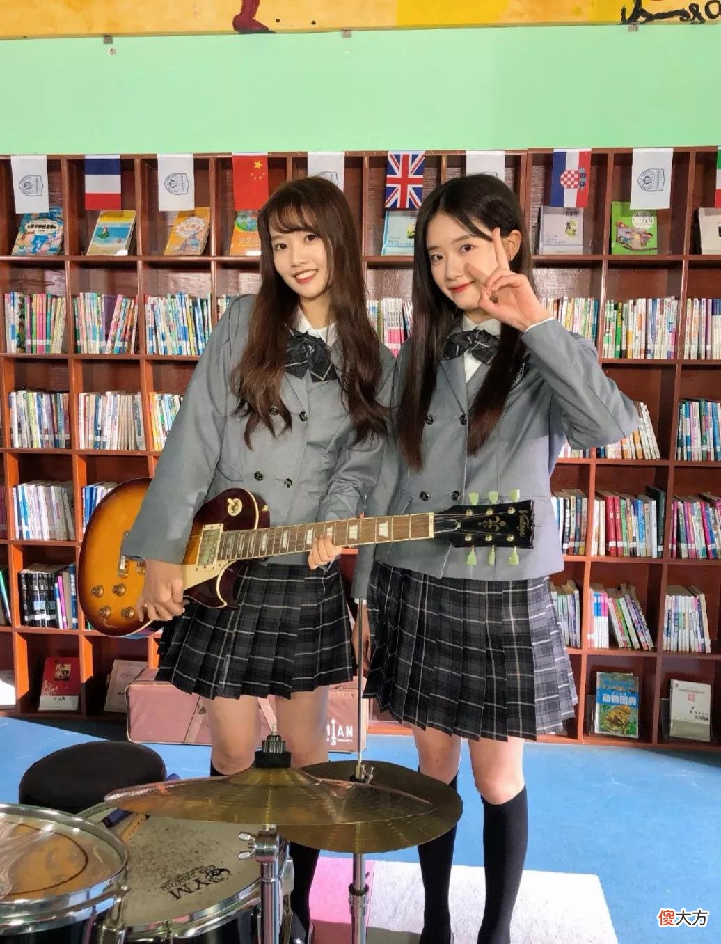 姑娘们的校服是漂亮的短裙 哪些学校校服是短裙