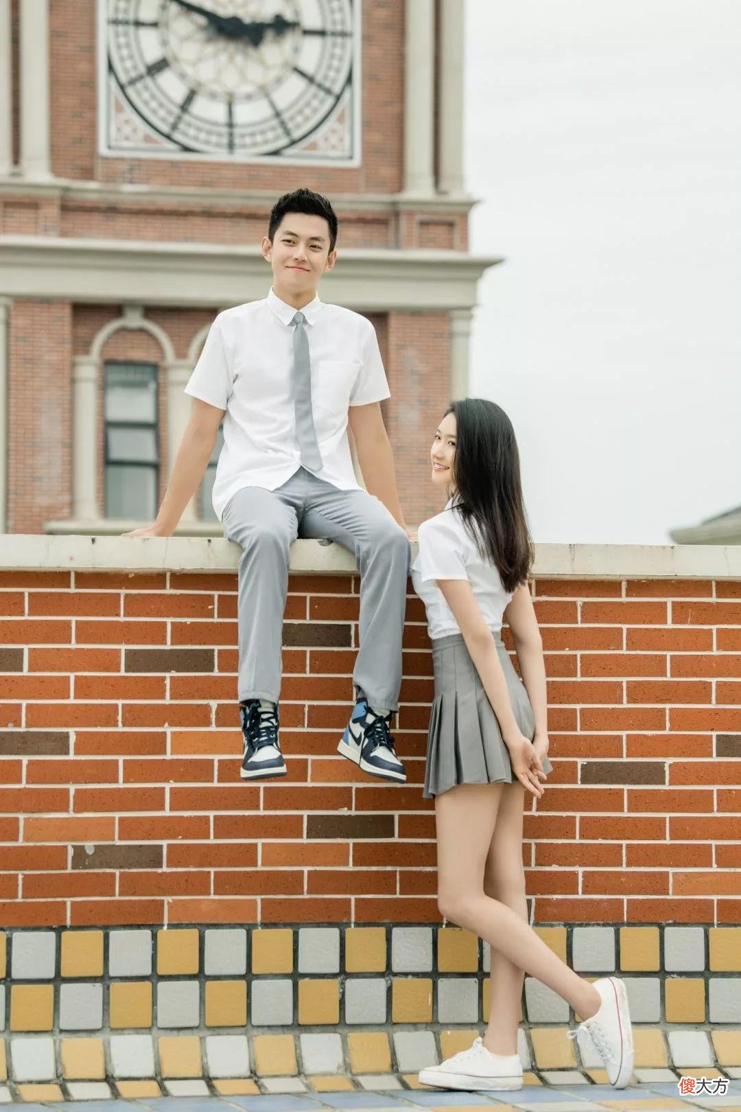 姑娘们的校服是漂亮的短裙 哪些学校校服是短裙