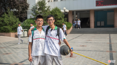 同样是校服，为啥私立学校的男生穿西装？公立学校只能穿运动服？