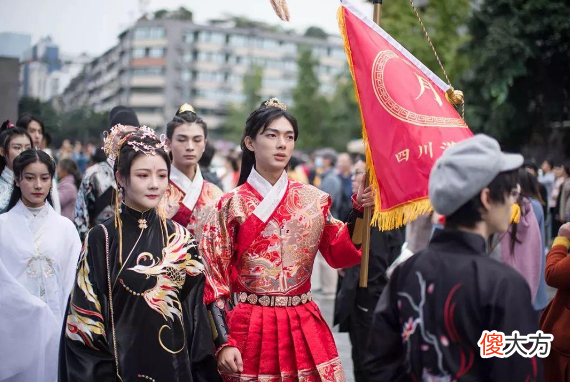 学生反映现在的校服太丑 高中校服丑