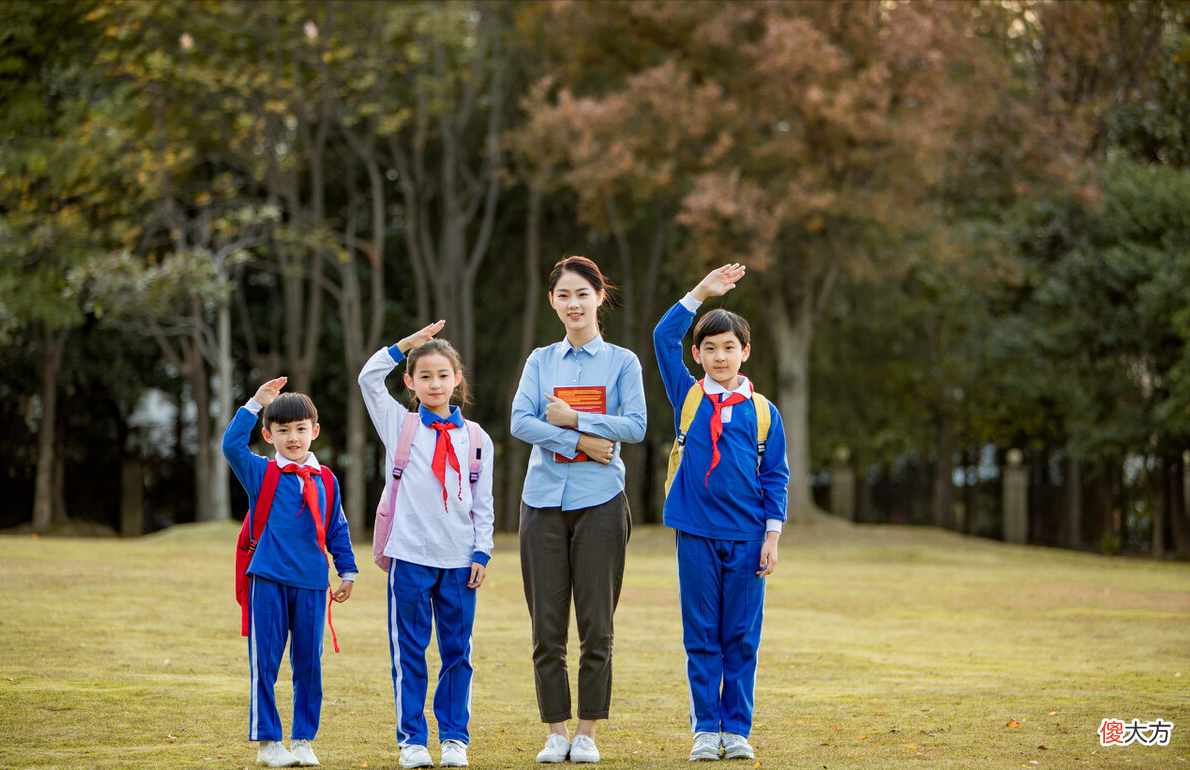 学生反映现在的校服太丑 高中校服丑