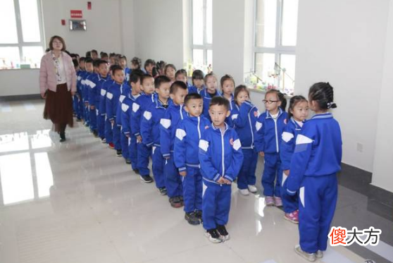 学生反映现在的校服太丑 高中校服丑