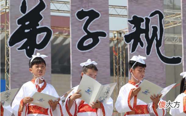 学生反映现在的校服太丑 高中校服丑