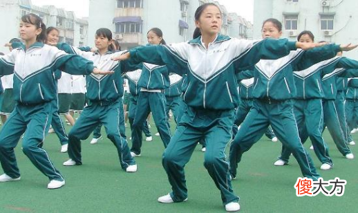 学生反映现在的校服太丑 高中校服丑