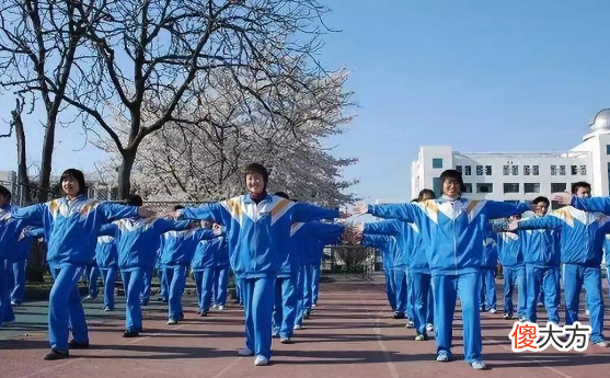 学生反映现在的校服太丑 高中校服丑