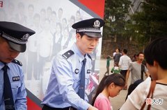 【历史故事】1999年, 重庆25岁警察身中27刀牺牲, 遗物被认定为国家一级文物