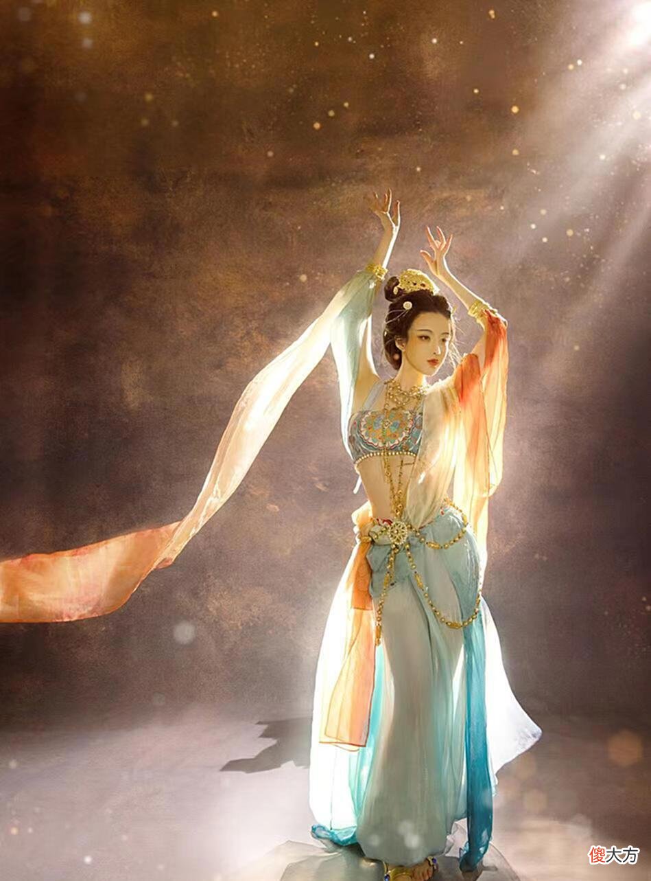 【历史故事】被“清华女神”惊艳到了，穿敦煌服饰仙气十足，纤纤细腰很惹眼