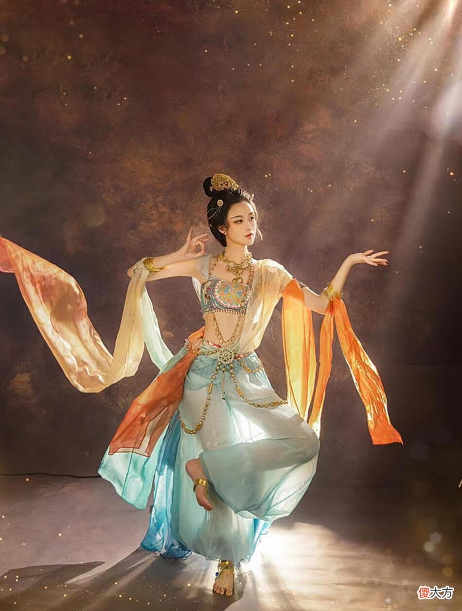 【历史故事】被“清华女神”惊艳到了，穿敦煌服饰仙气十足，纤纤细腰很惹眼