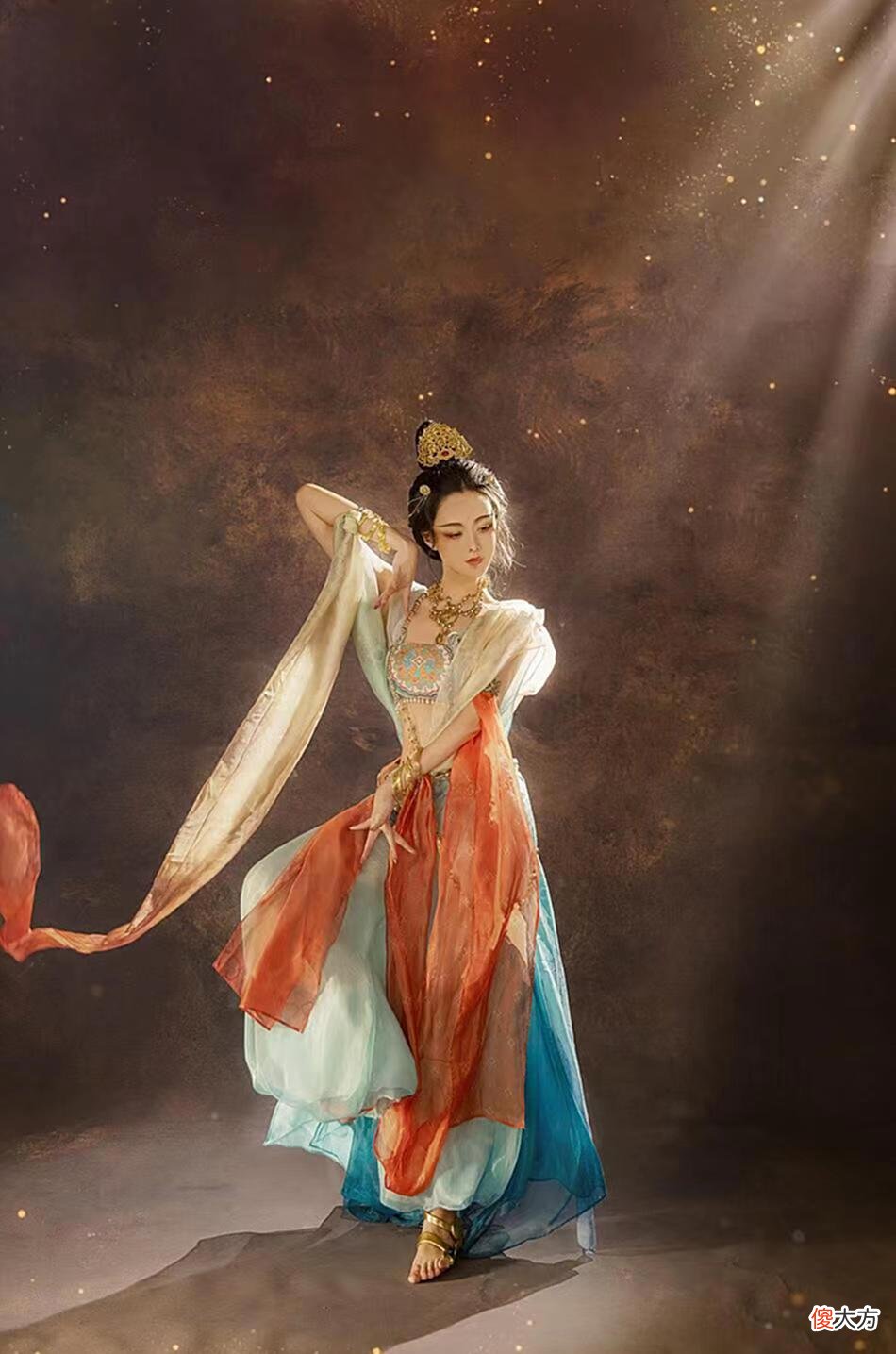 【历史故事】被“清华女神”惊艳到了，穿敦煌服饰仙气十足，纤纤细腰很惹眼