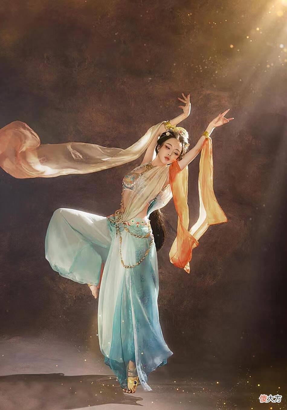 【历史故事】被“清华女神”惊艳到了，穿敦煌服饰仙气十足，纤纤细腰很惹眼