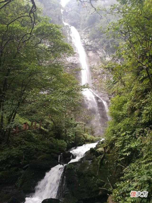 你知道吗？我国这条1055米的瀑布景色绝美，比庐山瀑布还高120尺