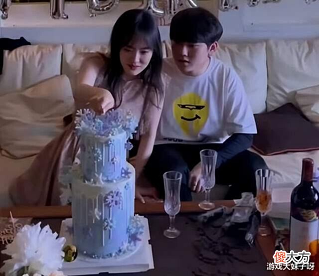 【游戏世界】JKL和女友相恋1周年, 首次晒出对方照片, 被网友调侃长得像knight