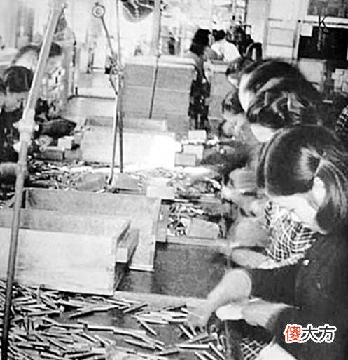 【爱历史】为何说原子弹下无冤魂老照片带你看看当时日本百姓都在干什么！