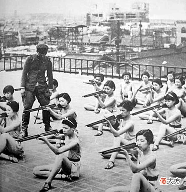 【爱历史】为何说原子弹下无冤魂老照片带你看看当时日本百姓都在干什么！