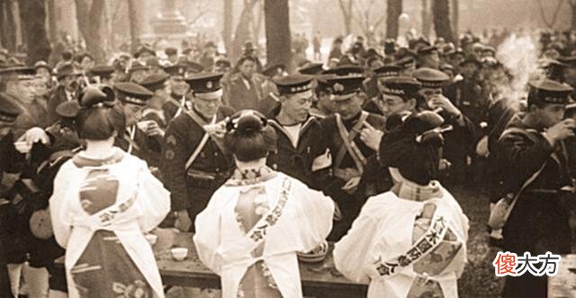 【爱历史】为何说原子弹下无冤魂老照片带你看看当时日本百姓都在干什么！