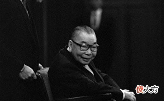 【历史故事】蒋经国老照片：第一张为宋美龄穿衣，最后一张笑起来好萌的样子！