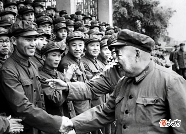 【爱历史】许世友下去视察，工人竟敢抢他的帽子，警卫员立刻出手