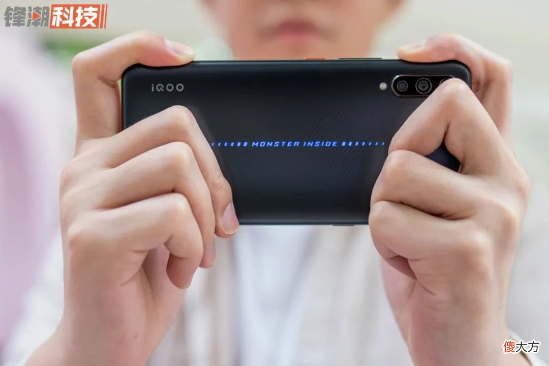 真有手机厂商掏出了防弹衣的核心材质 防弹手机壳