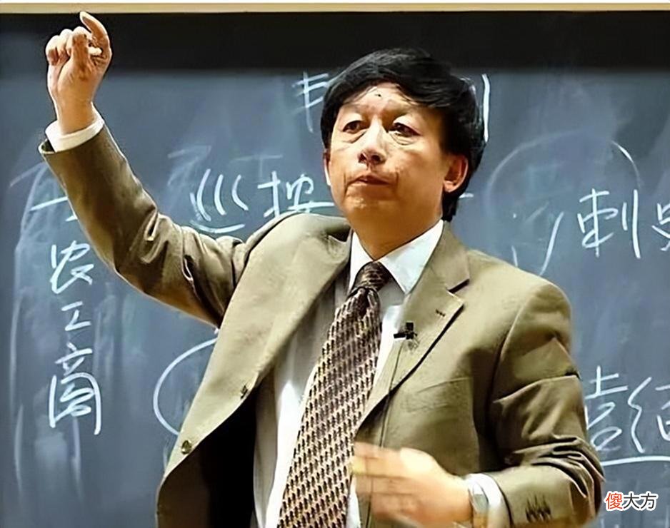 【爱历史】历史大师易中天：节目中被留学生质疑是伪学者，晚年为何销声匿迹
