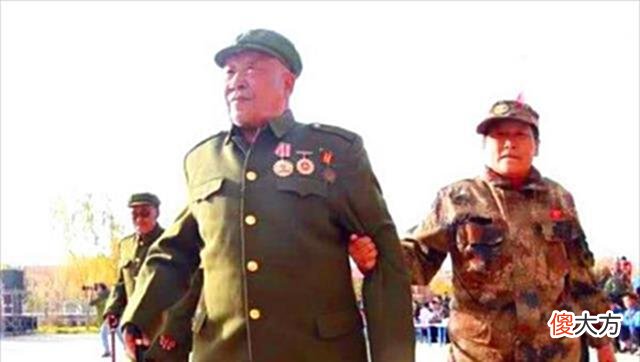 【爱历史】老父亲去部队探望儿子,让警卫把军长叫来,军长:我不认识这老头