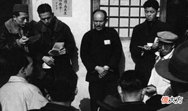 【爱历史】老父亲去部队探望儿子，让警卫把军长叫来，军长：我不认识这老头