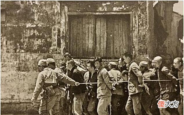 【爱历史】抗日时，日本最失败的一张摆拍照，竟被收录进日本教材，恬不知耻