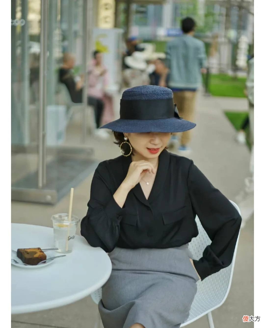 【时尚一点】看到这位妈妈的穿搭才发现：原来50＋也能美貌依旧，气质出众