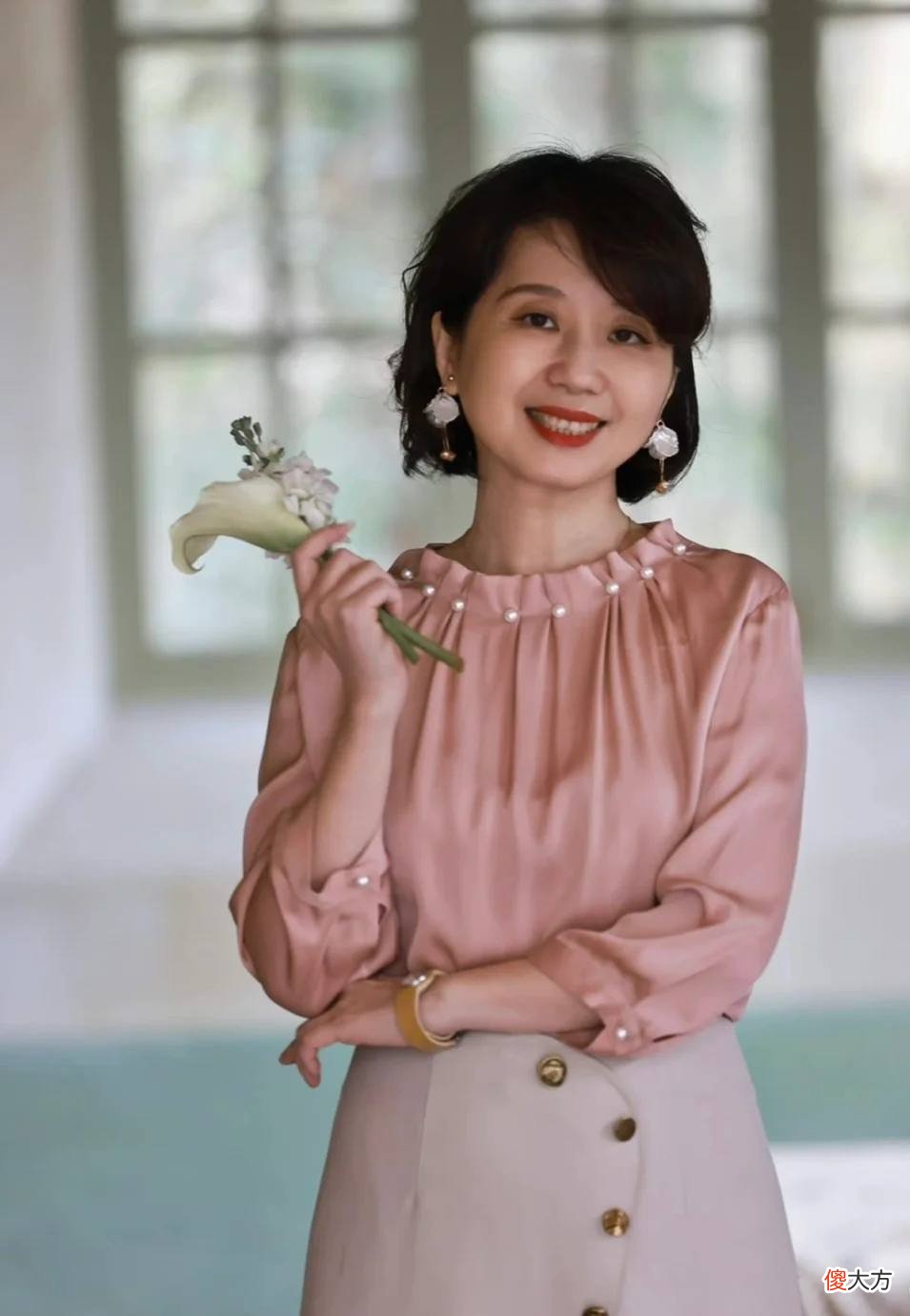 【时尚一点】看到这位妈妈的穿搭才发现：原来50＋也能美貌依旧，气质出众