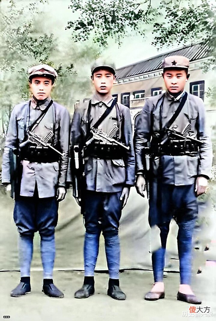 【爱历史】老照片: 腰间别着毛瑟C96手枪的红军战士, 1946年的四川万州桥