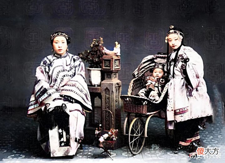 【爱历史】老照片: 腰间别着毛瑟C96手枪的红军战士, 1946年的四川万州桥